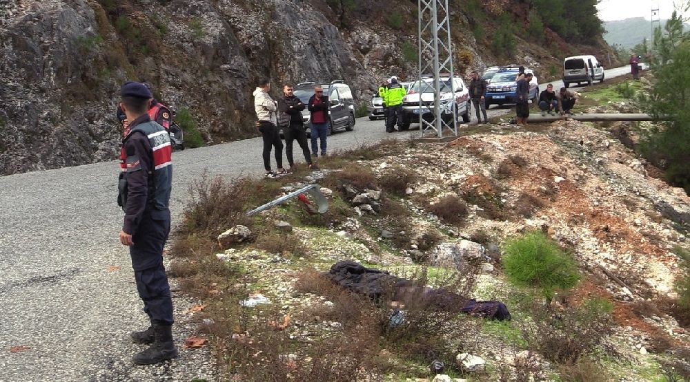 Feci Kaza Kamyonet Dereye Uçtu, 9 Yaşındaki Çocuk Öldü, Baba Ağır Yaralı 1