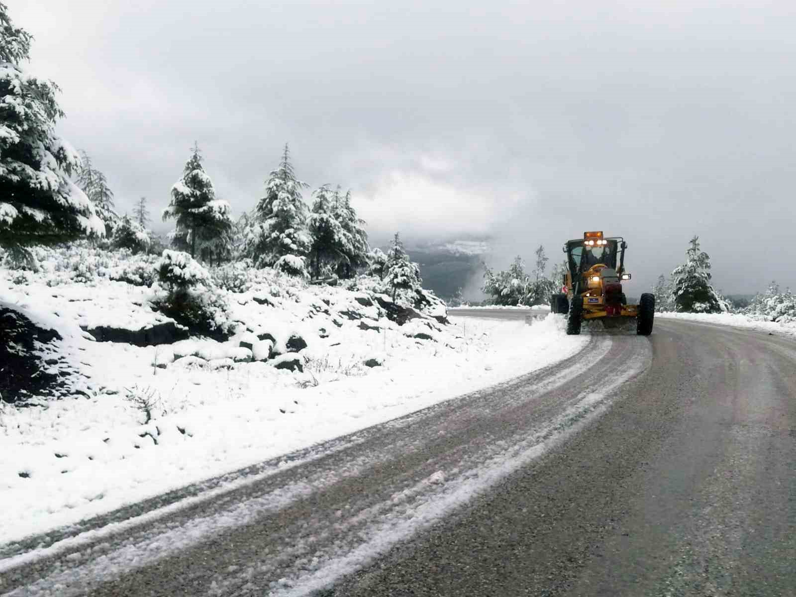 Kar Manzaralarıyla Beyaza Büründü Hangi Yollarda Müdahale Yapıldı? 1