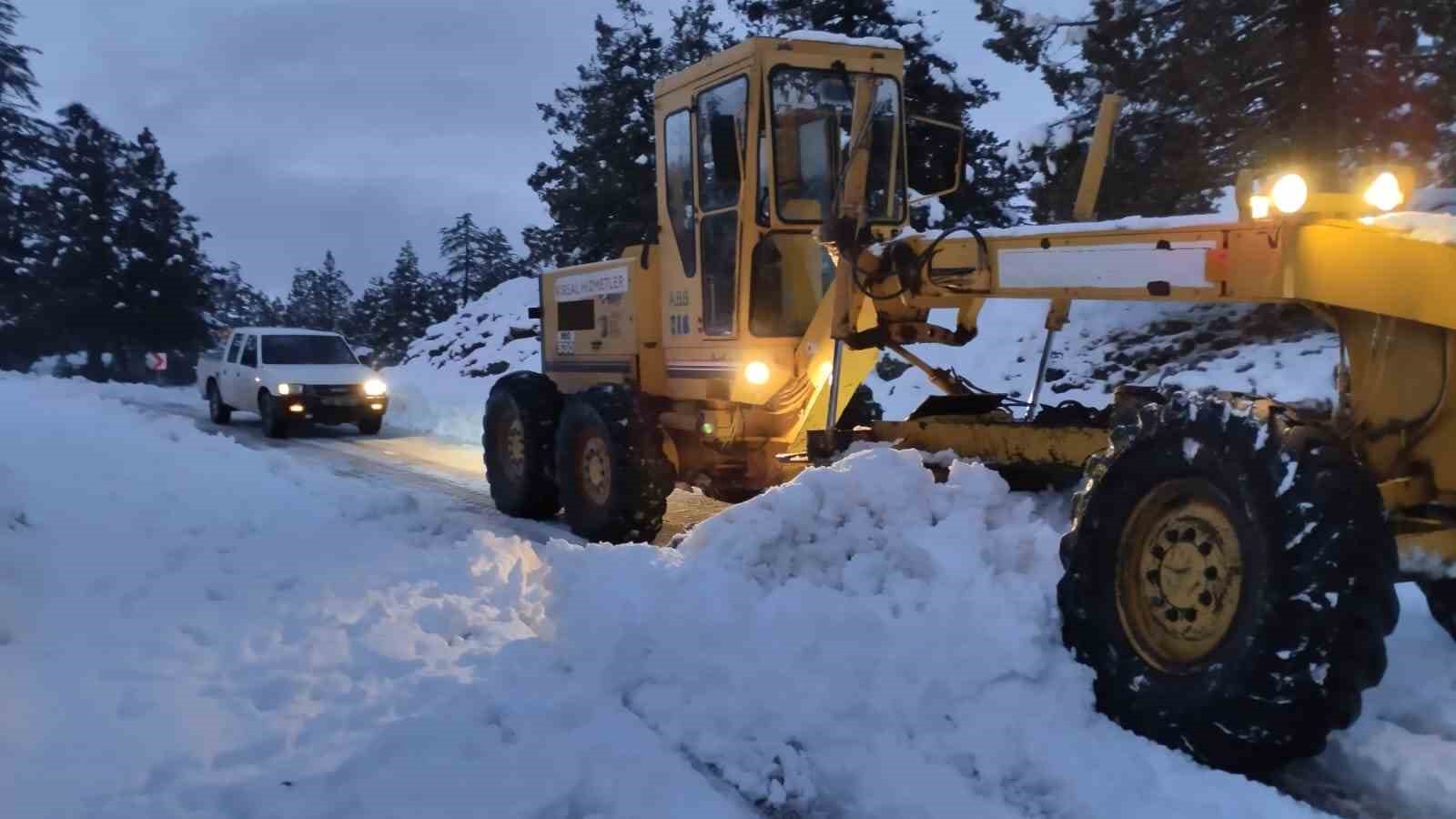 Kar Yolları Kapattı Mahsur Kalan 3 Kişi Kurtarıldı 2