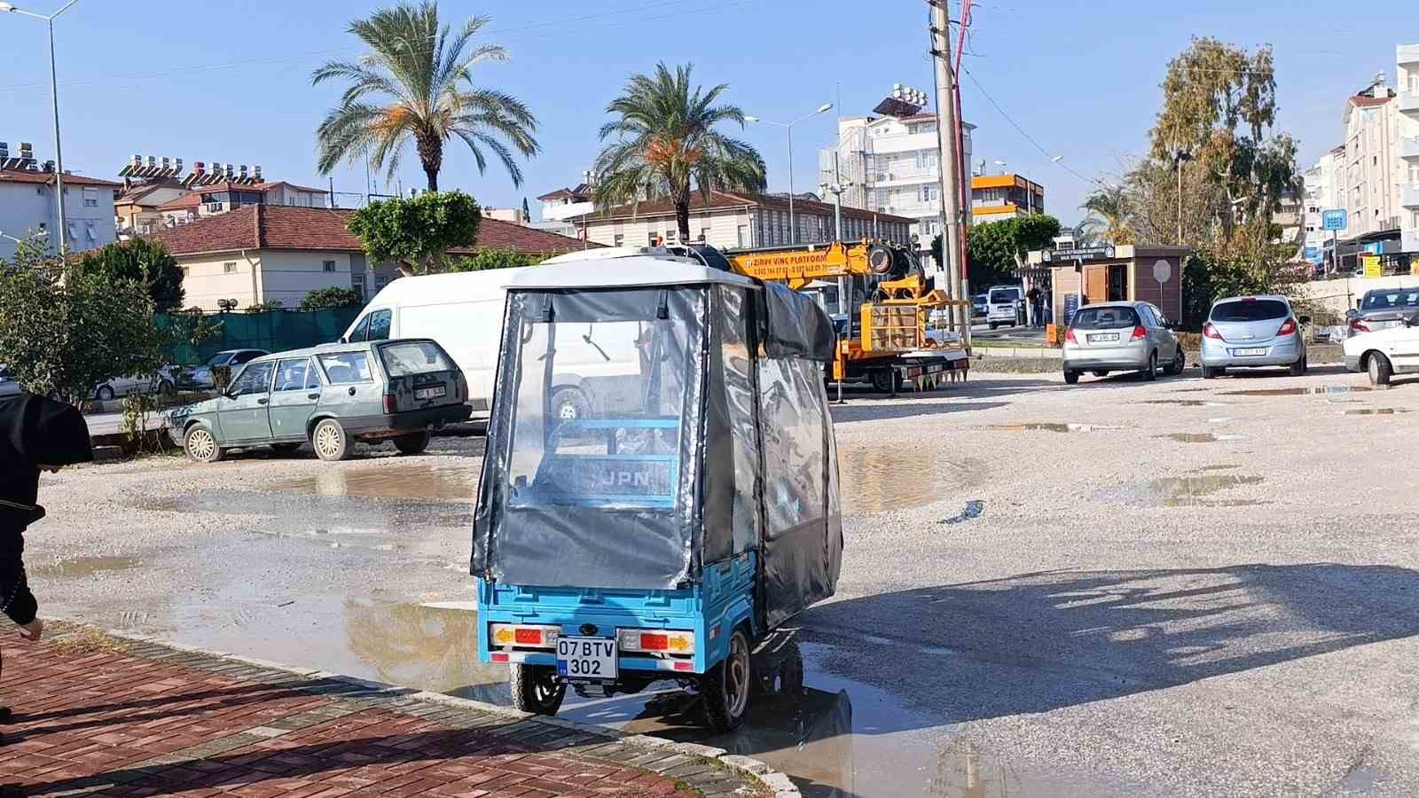 Kaza Yapan Elektrikli Bisiklet Devrildi