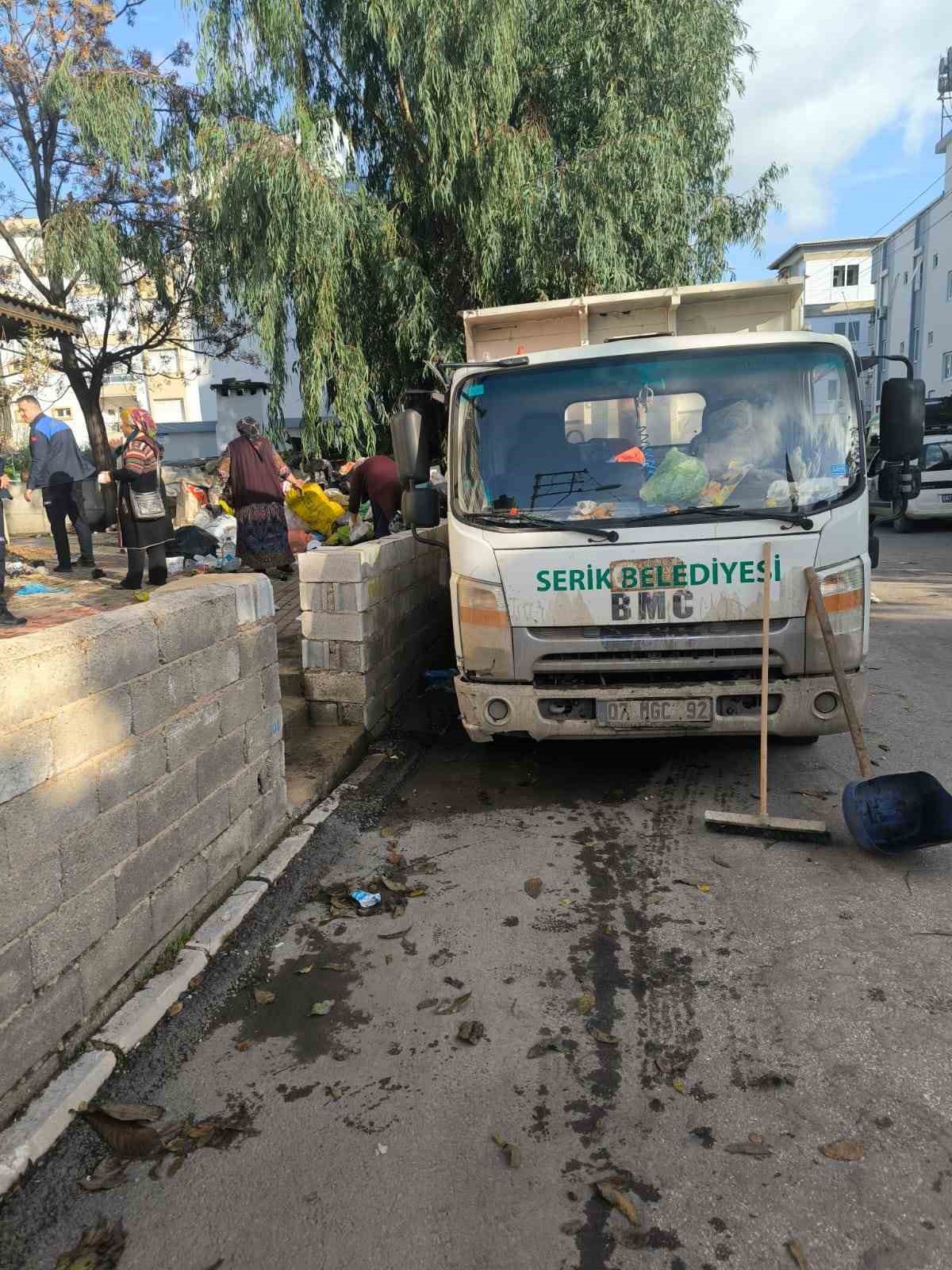 Komşular Çöplerden Bıktı! 10 Yıldır Çöplerle Yaşayan Kadın Ve Komşularının Tepkisi2