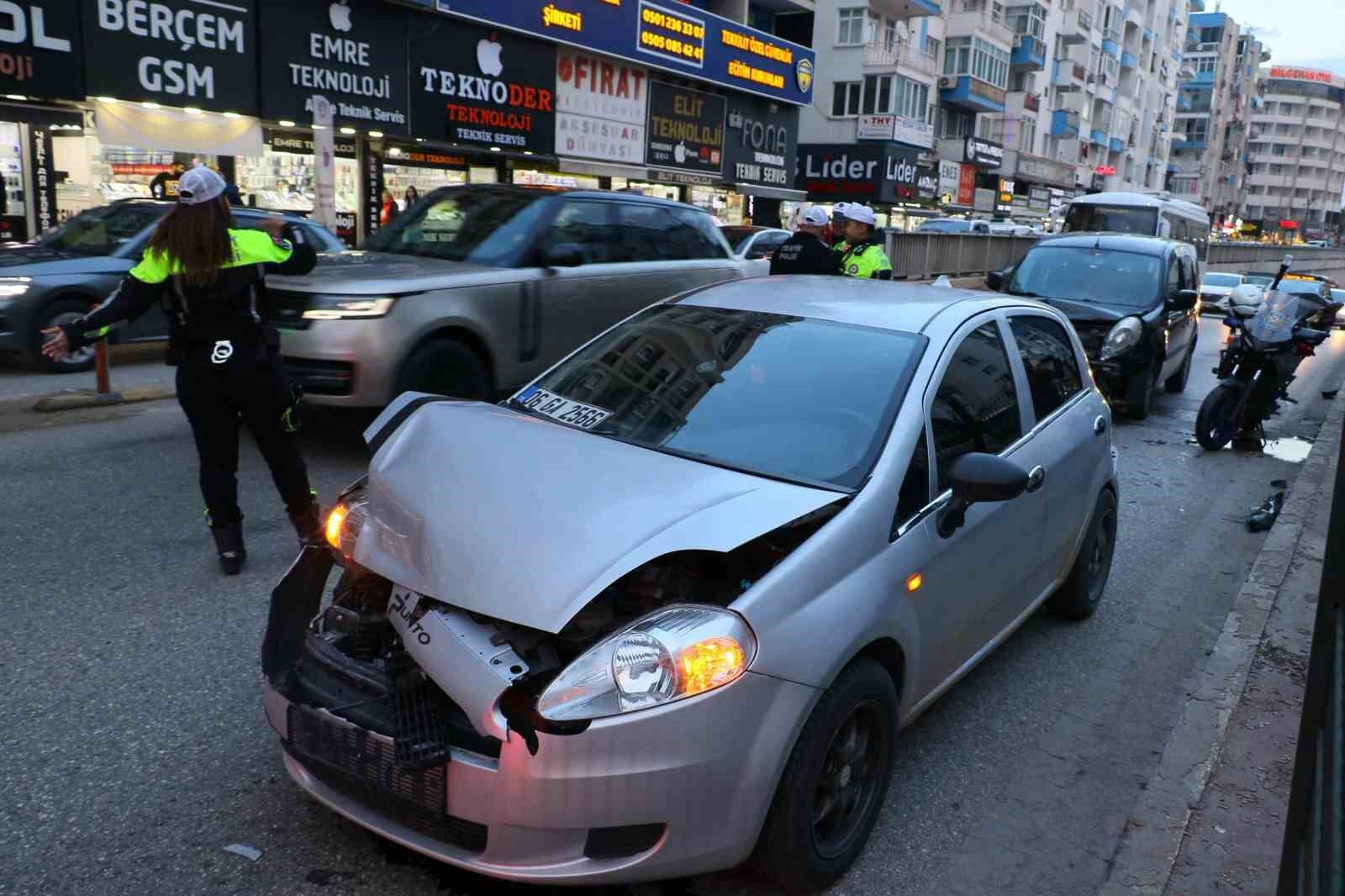 Korkutan Zincirleme Kaza 3 Araç Birbirine Çarptı 1 Yaralı 1