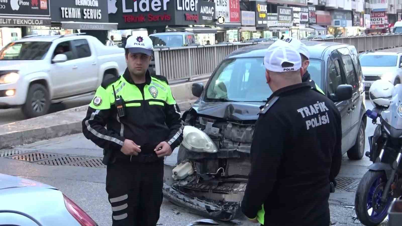 Korkutan Zincirleme Kaza 3 Araç Birbirine Çarptı 1 Yaralı 2