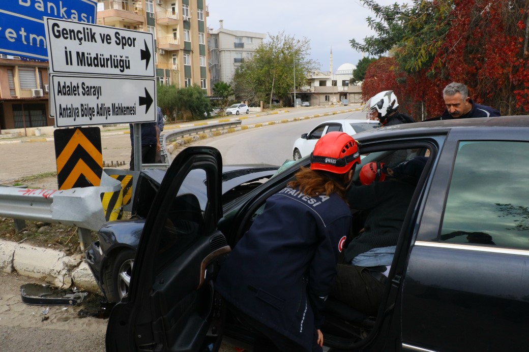 Otomobil Bariyere ’Ok’ Gibi Saplandı Kazada Sürücü Sıkıştı