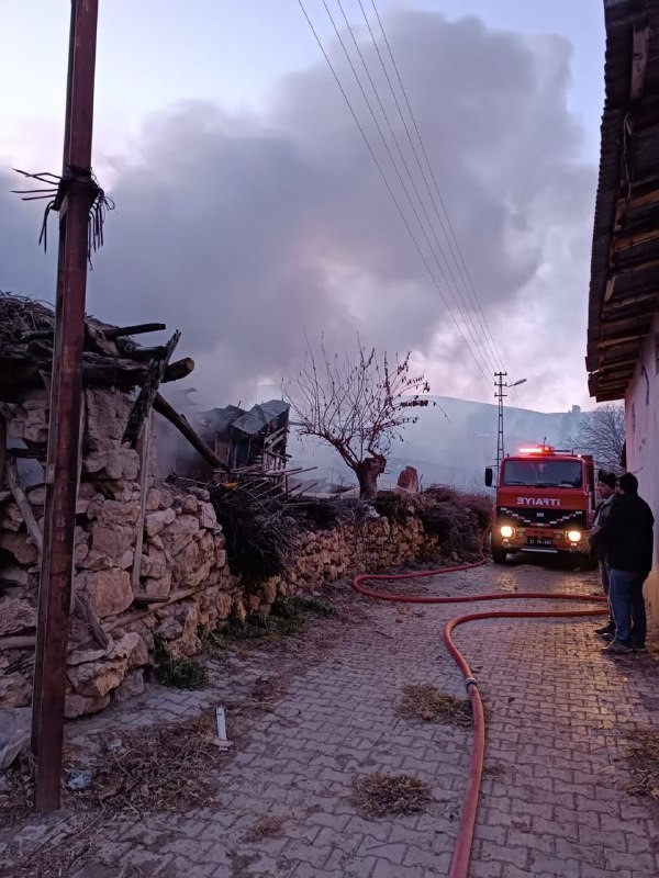 Sabah Saatlerinde Çıkan Yangın İki Evi Küle Çevirdi 1