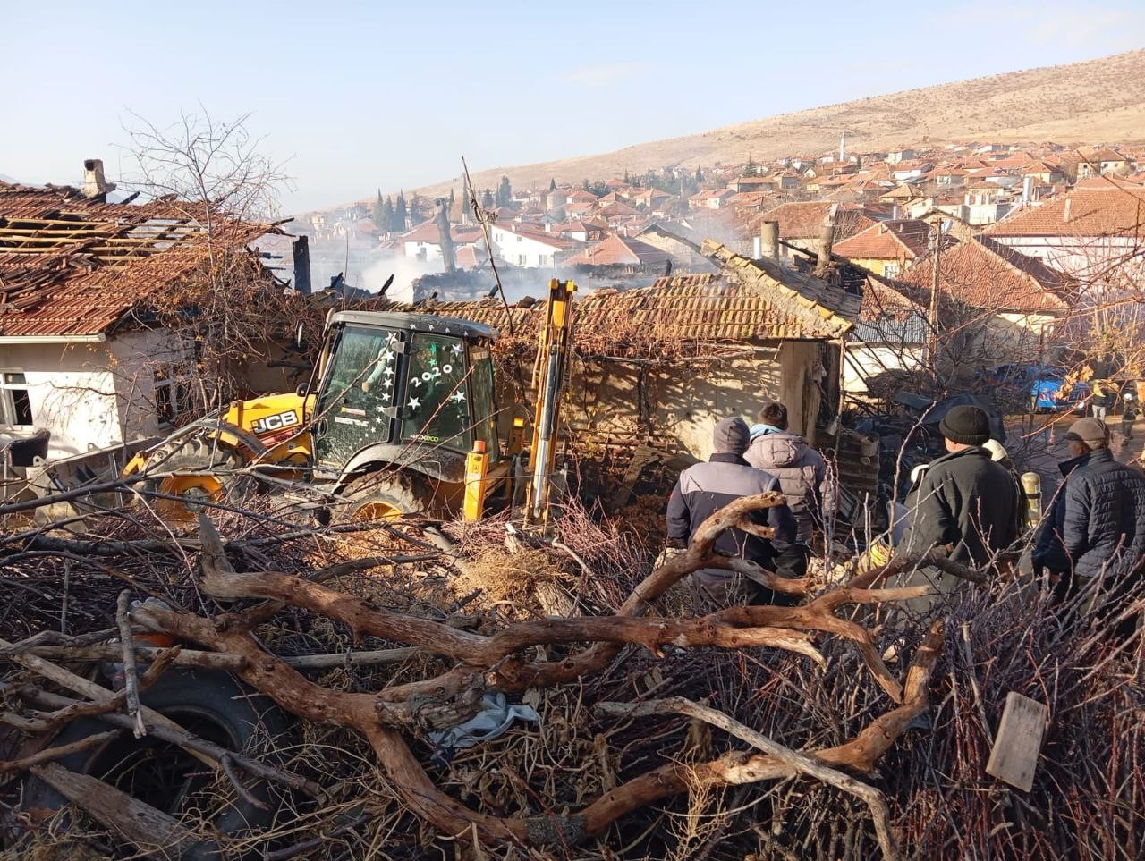 Sabah Saatlerinde Çıkan Yangın İki Evi Küle Çevirdi