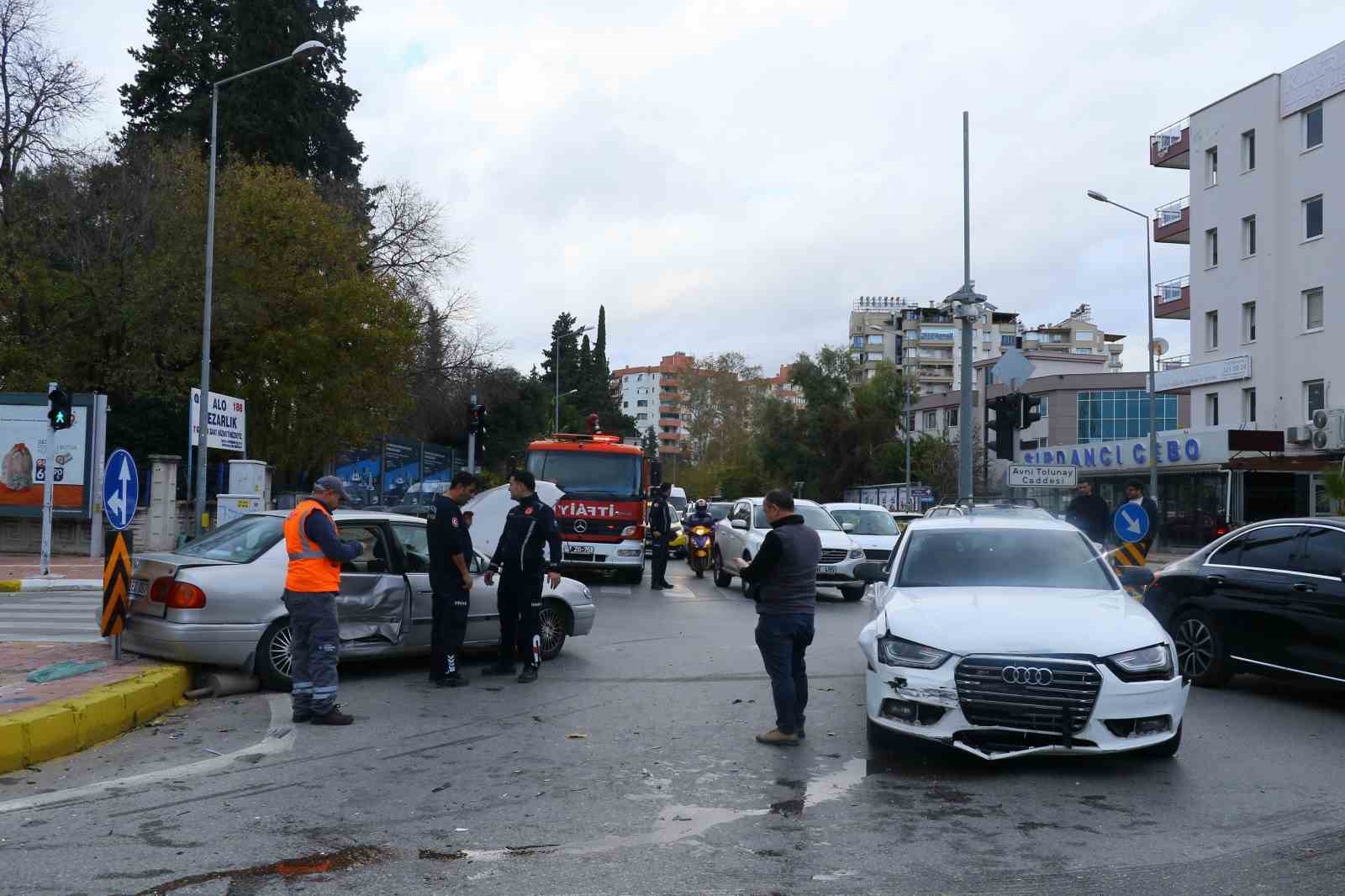 Sola Dönülmez Tabelasına Uymayan Sürücü Kaza Yaptı