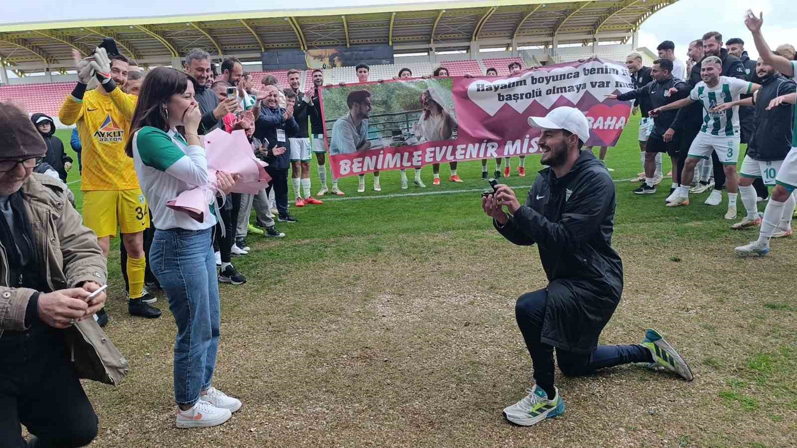 Sürpriz Evlilik Teklifi Galibiyet Sevincinde Böyle Bir Teklif Gördünüz Mü?