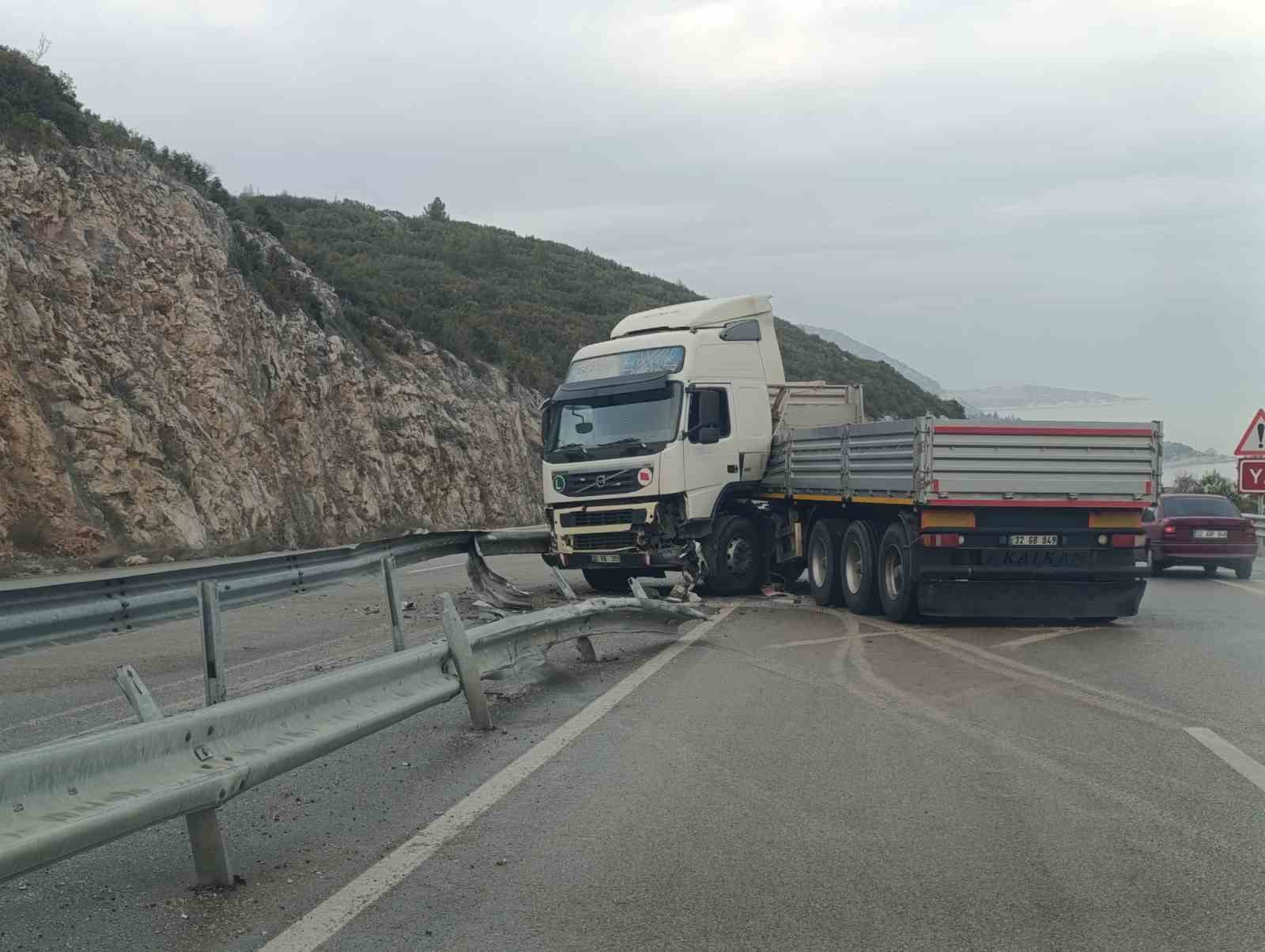 Tır Bariyere Çarptı Eğirdir Karayolu'nda Makaslayan Tır Trafiği Aksattı-1