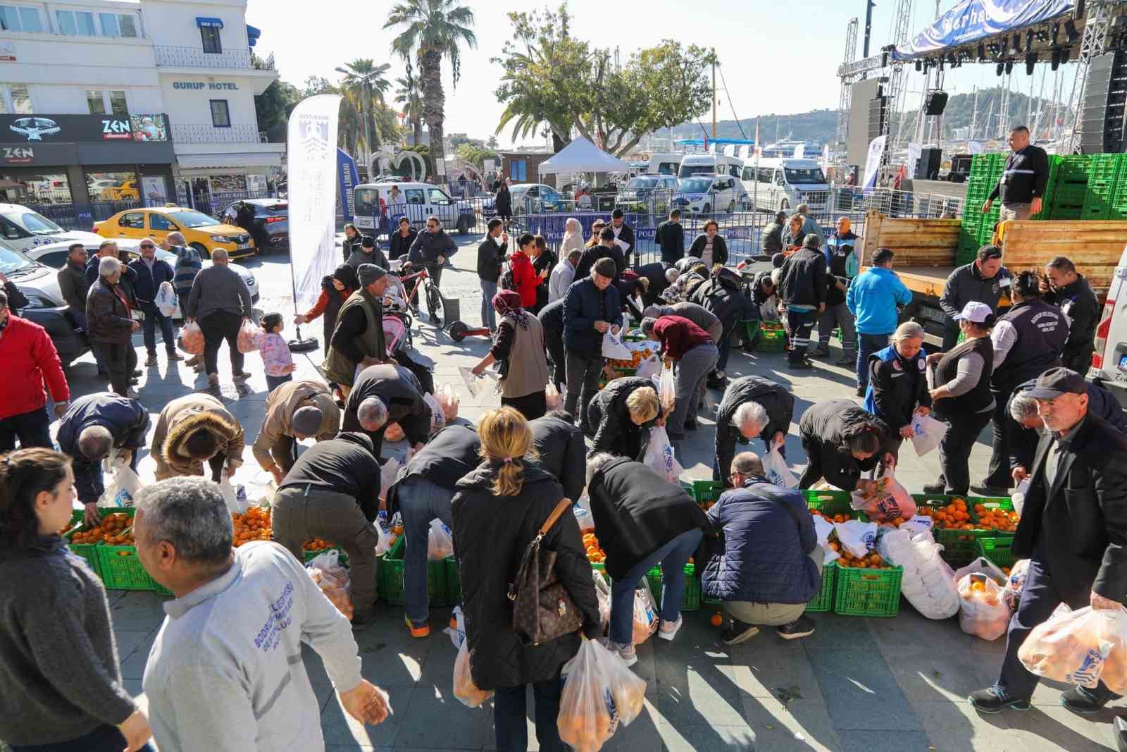 Üreticimizden Alıyoruz, Halkımızla Buluşturuyoruz Projesiyle 10 Ton Mandalina Dağıtıldı 1