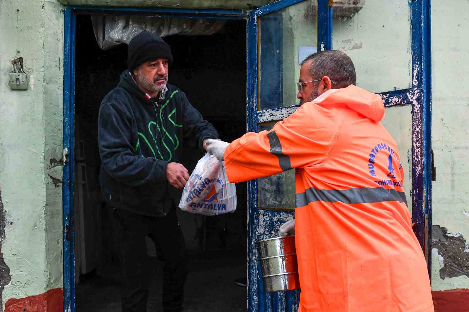 Yağmur, Çamur Demeden Yardım Günde 1000 Haneye Sıcak Yemek Dağıtıyor 1