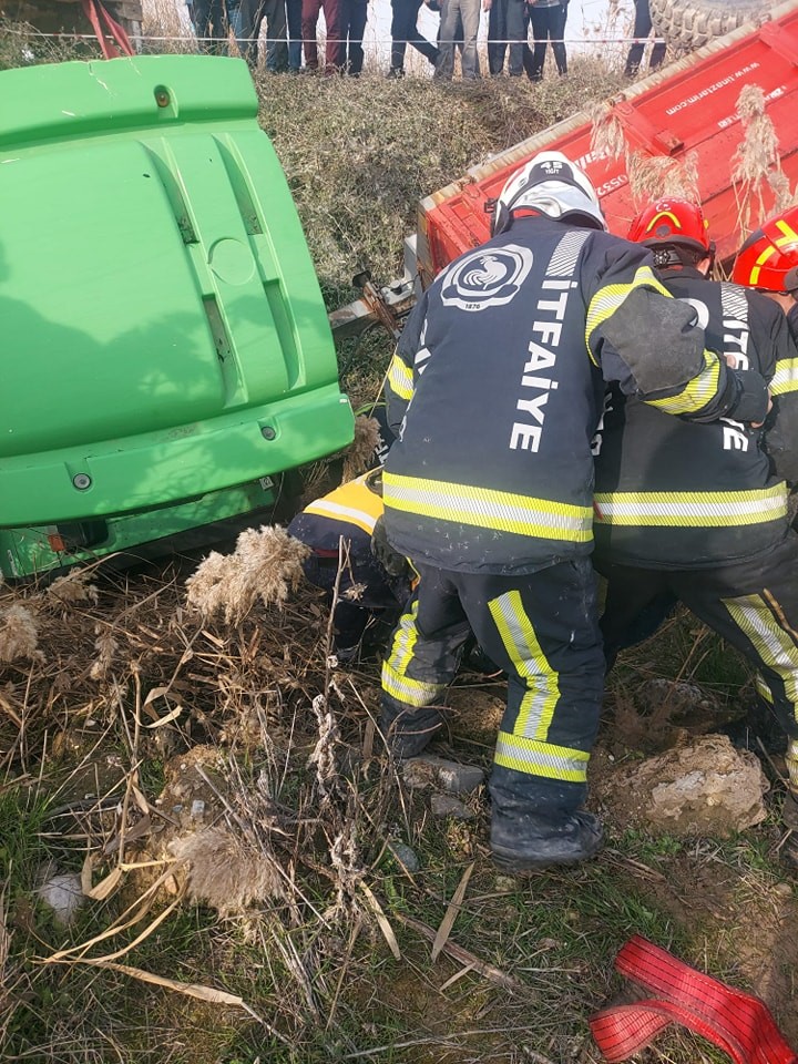 Acı Kaza Dereye Devrilen Traktör Can Aldı! 1