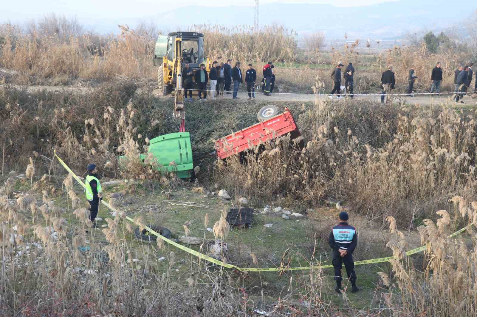 Acı Kaza Dereye Devrilen Traktör Can Aldı!