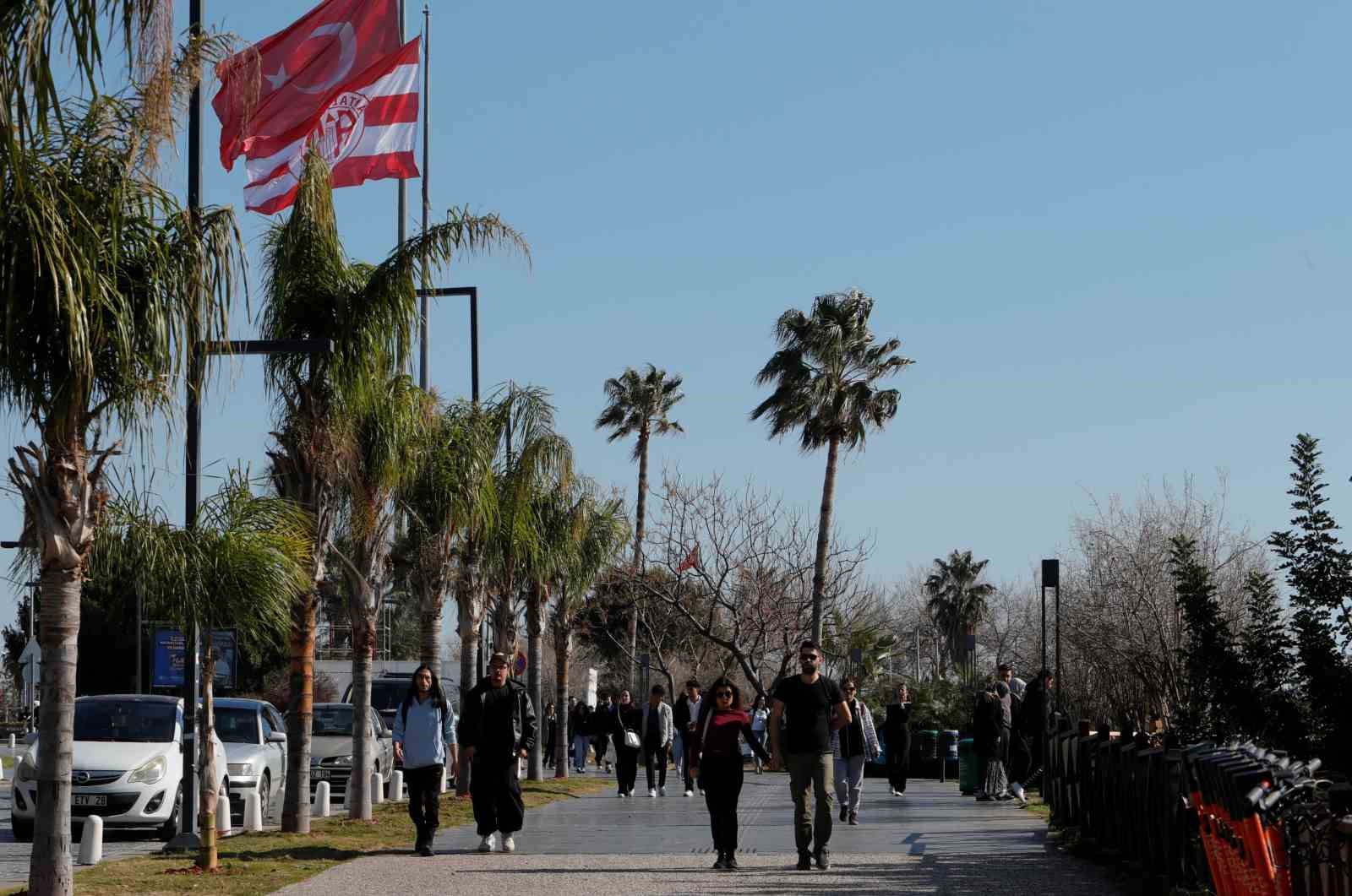 Antalya’da Ocak Ayında Yaz Keyfi! Konyaaltı Sahili’ne Yoğun Ilgi Gördü 1