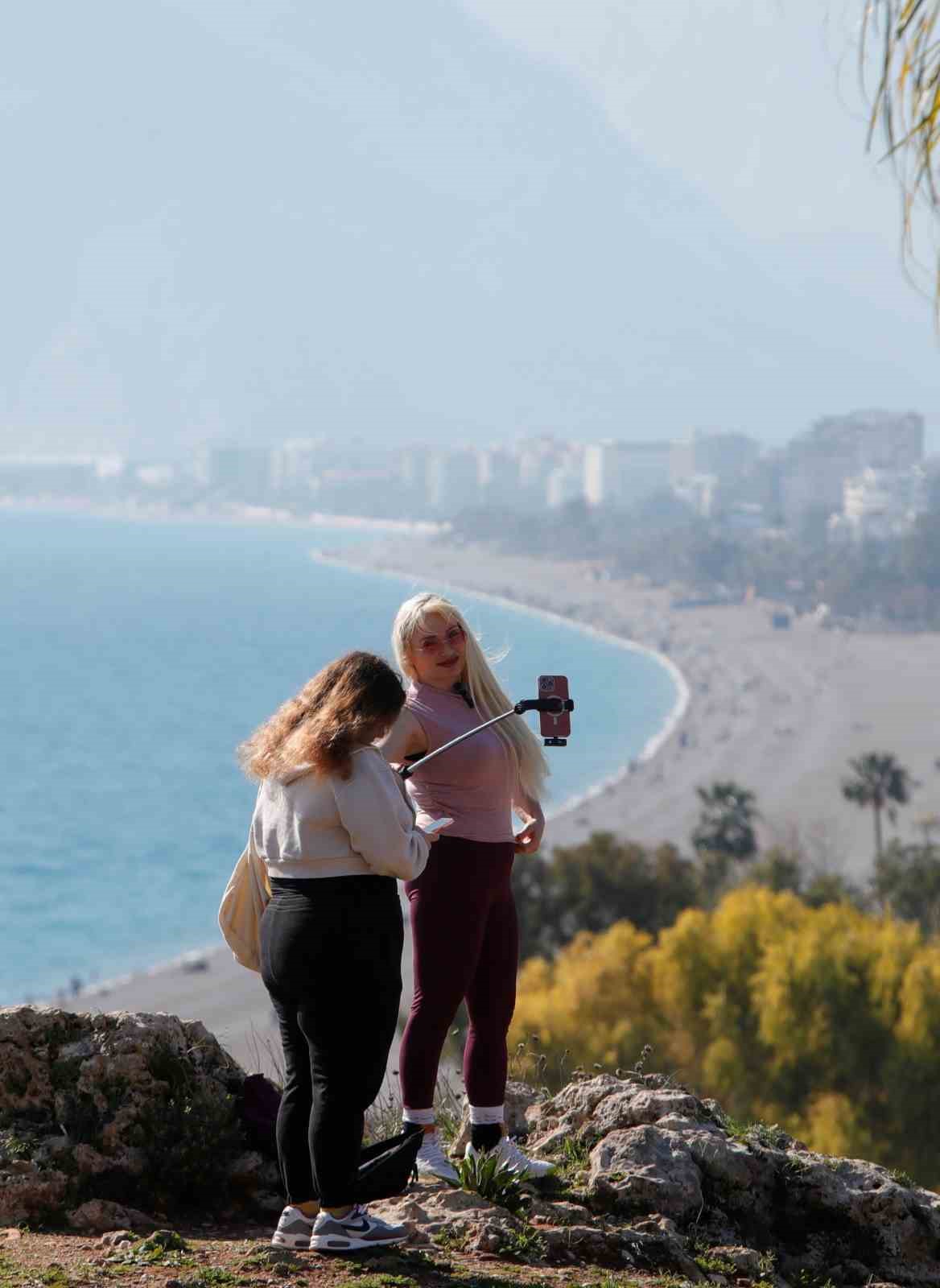 Antalya’da Ocak Ayında Yaz Keyfi! Konyaaltı Sahili’ne Yoğun Ilgi Gördü 2