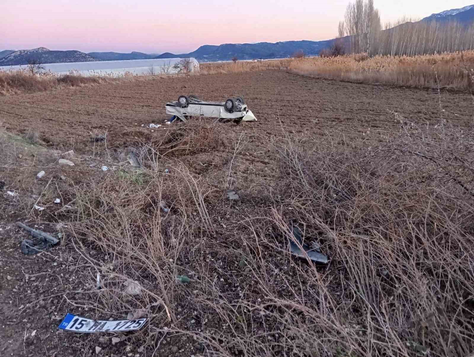 Burdur'da Araç Takla Atıp Tarlaya Uçtu 4 Yaralı-1