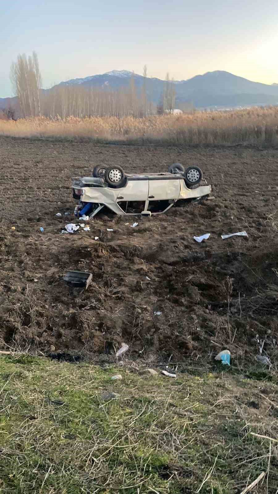 Burdur'da Araç Takla Atıp Tarlaya Uçtu 4 Yaralı-2