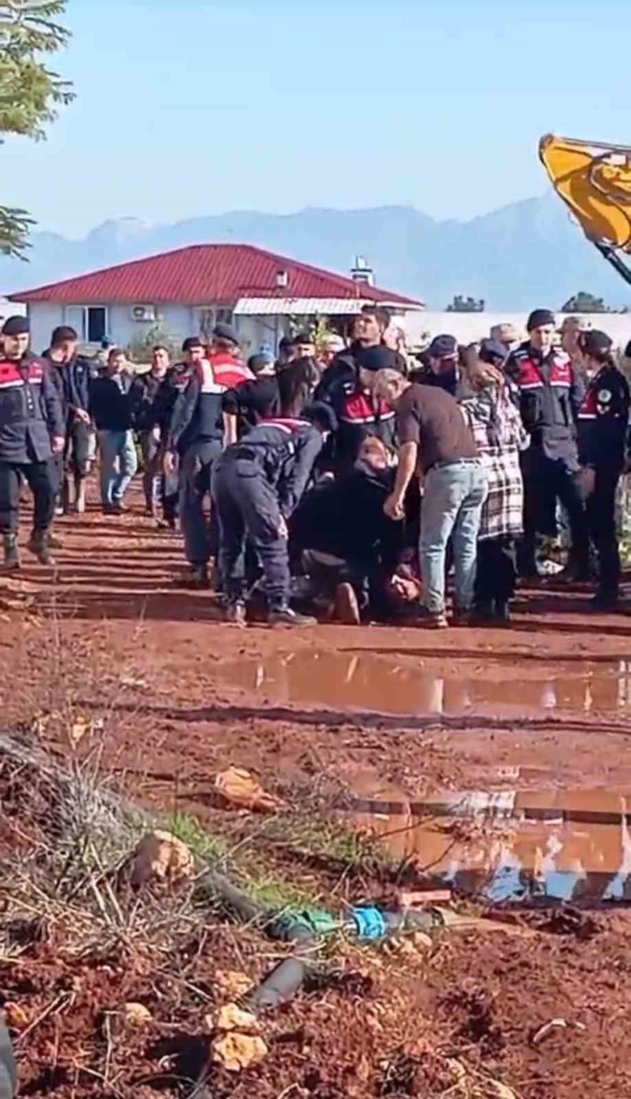 Evini Yıktırmak Istemeyen Kadın Orakla Çatıya Çıktı 1