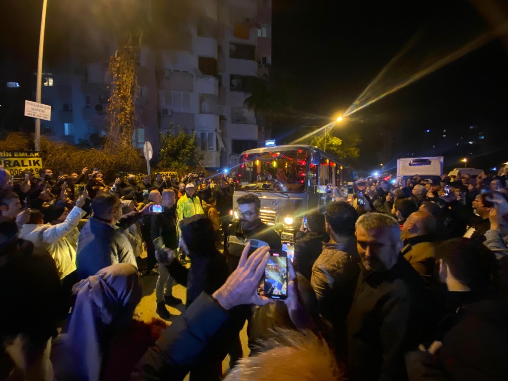 Ferdi Tayfur’a Son Veda Hastane Önünde Gözyaşları Ve Şarkılarla Uğurlandı