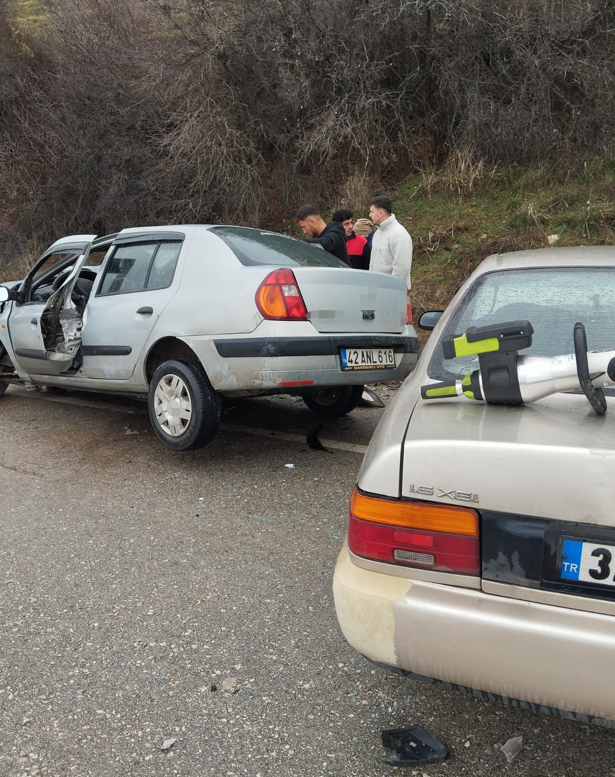 İki Otomobil Kafa Kafaya Çarpıştı-2