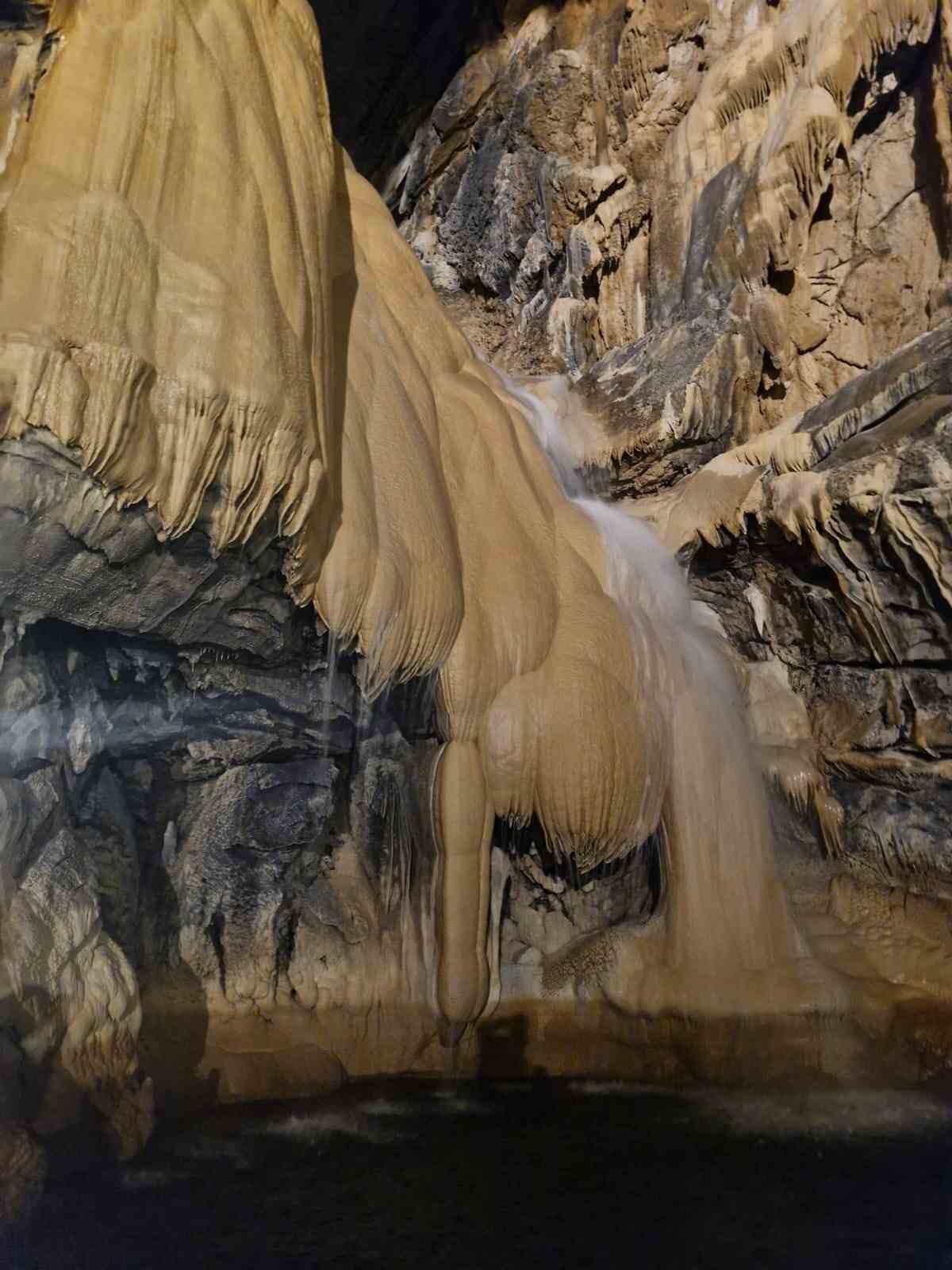 Kahverengiden Turkuaza Avrupa’nın En Büyük Yeraltı Gölü Ziyarete Açıldı! 1