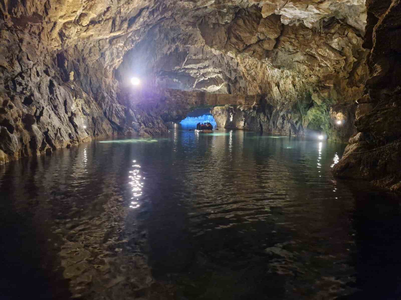 Kahverengiden Turkuaza Avrupa’nın En Büyük Yeraltı Gölü Ziyarete Açıldı!