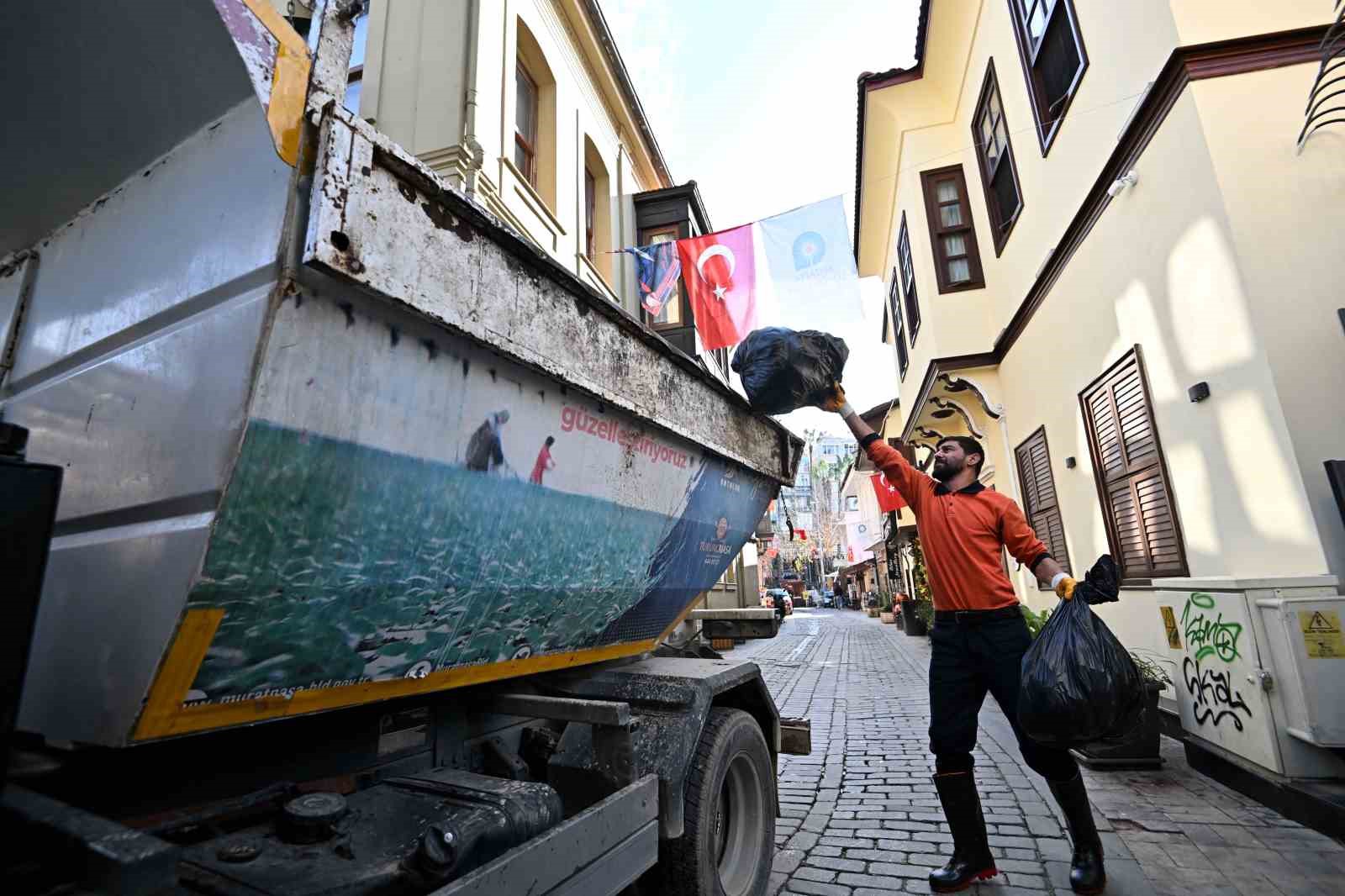 Kaleiçi'nde 7 Ayda Rekor Çöp Cezası Kesildi. İşte Ceza Nedeni