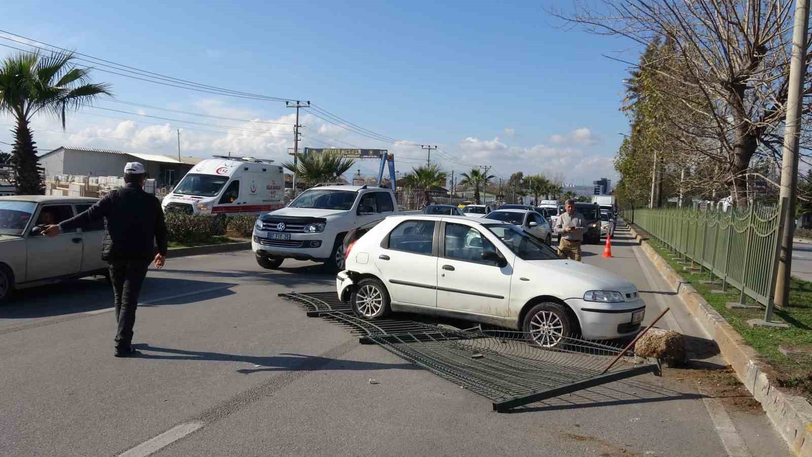 Makas Atan Otomobil 2 Kişiyi Yaraladı