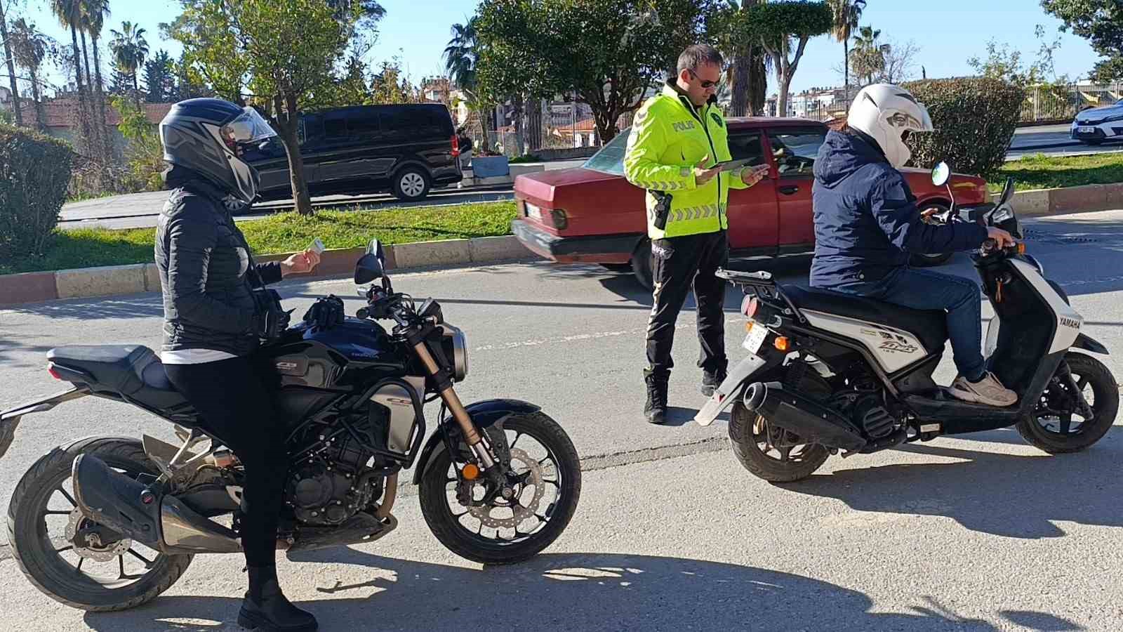 Motosikletlilere Yaya Geçidi Şoku Uygulamadan Kaçamadılar 2