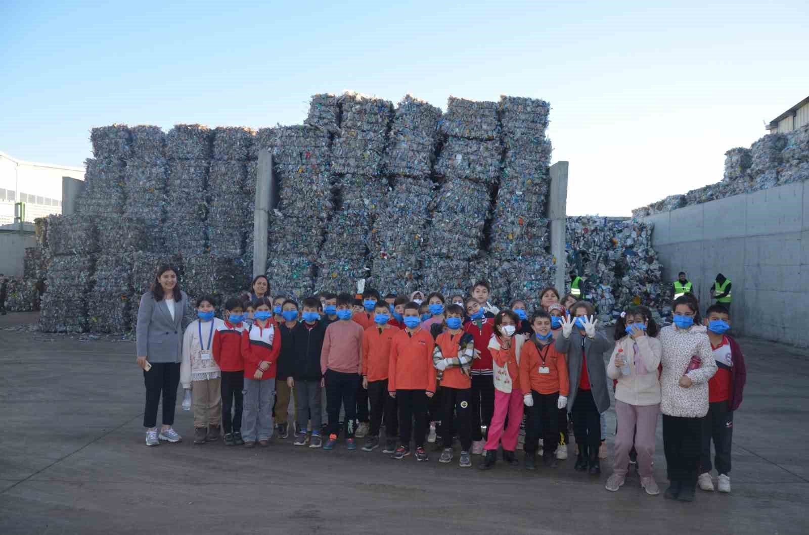 Öğrenciler Geri Dönüşüm Tesisini Gezdiler