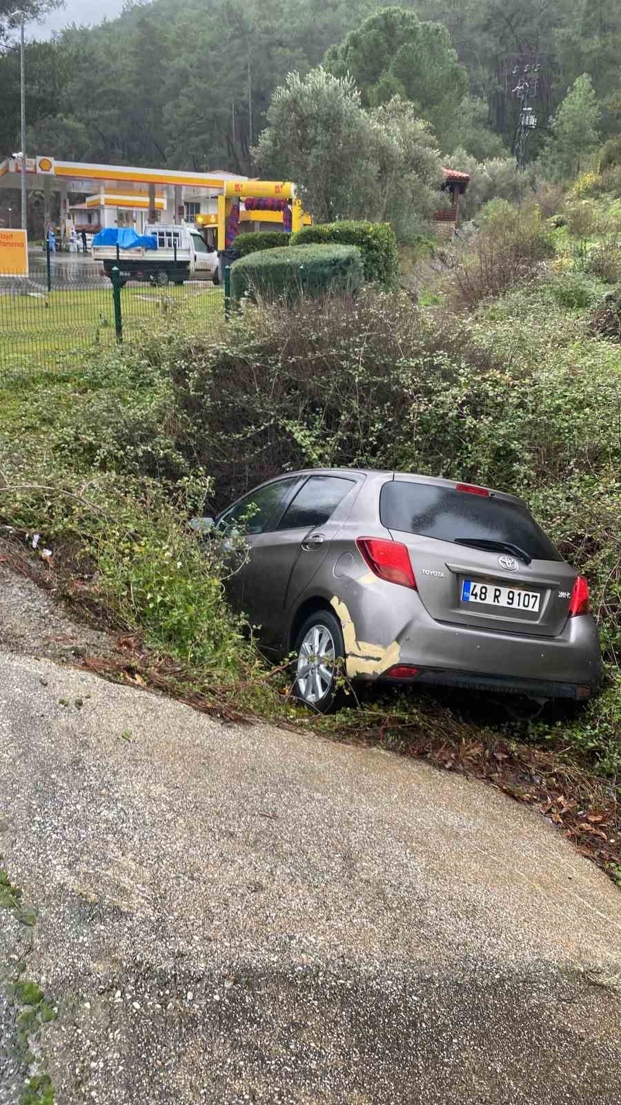 Otomobil Kanala Uçtu, 1 Yaralı! 1