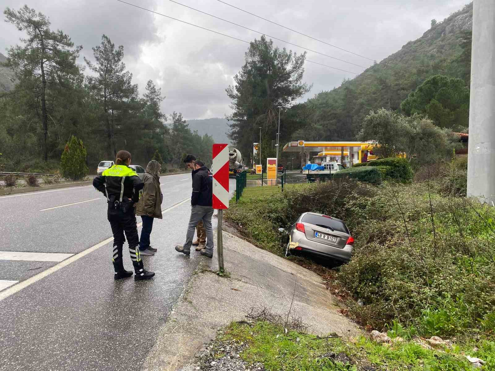 Otomobil Kanala Uçtu, 1 Yaralı!