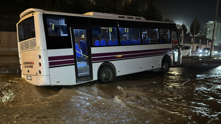 Su Borusu Patladı Otobüs Çukura Düştü