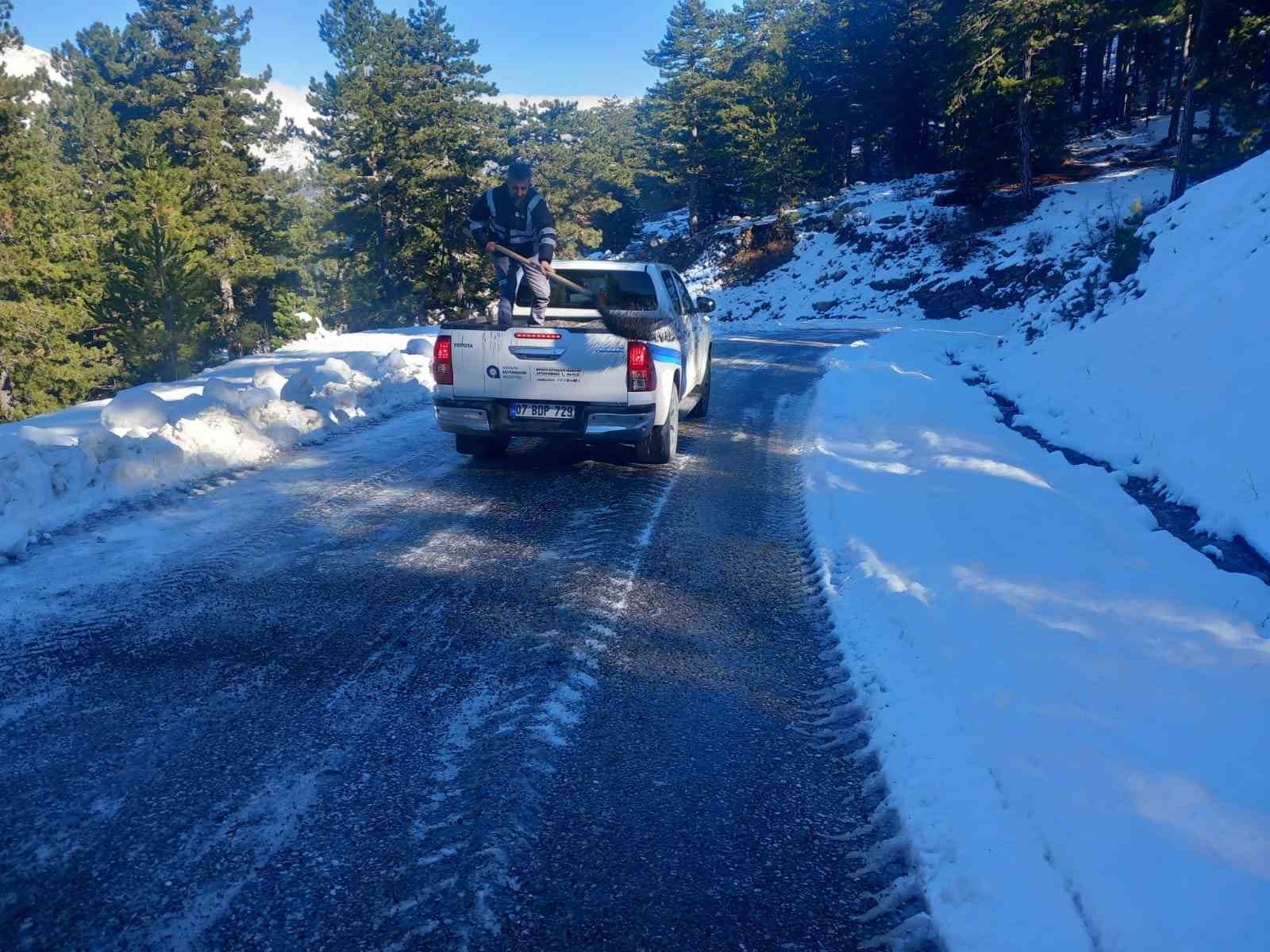 Taşatan Yolu’nda Buzlanmaya Karşı Tuzlama Çalışmaları Başladı!-1