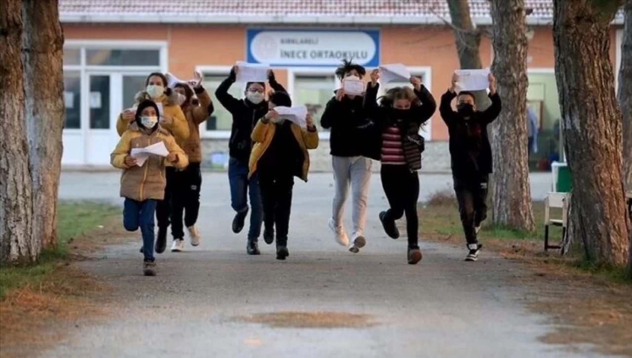 Yarıyıl Tatili Tarihleri Belli Oldu! 2025 Karneler Ne Zaman Verilecek?-1