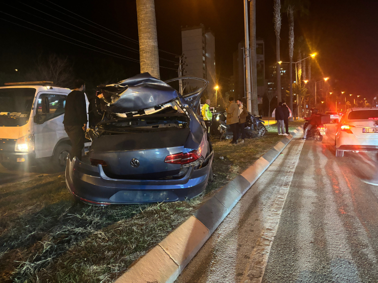 Ağaca Çarpan Araç Iki Parçaya Ayrıldı 1 Yaralı,