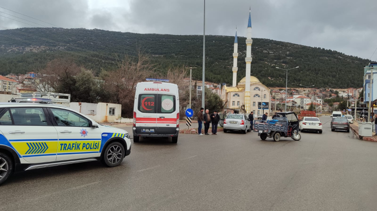 Bucak'ta Trafik Kazası Otomobille 3 Tekerlekli Motosiklet Çarpıştı-1