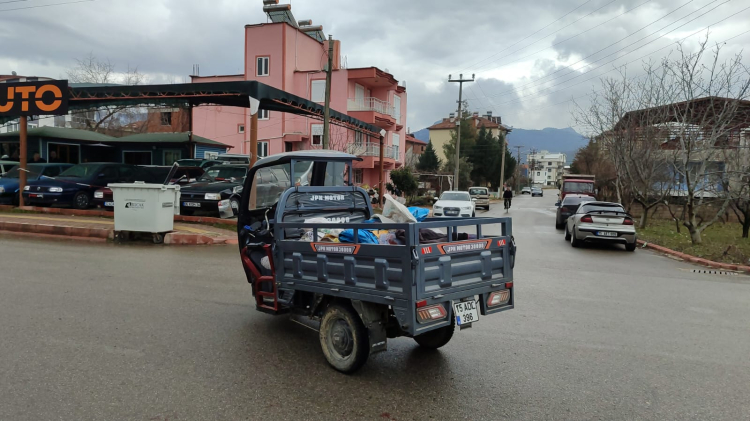 Bucak'ta Trafik Kazası Otomobille 3 Tekerlekli Motosiklet Çarpıştı.