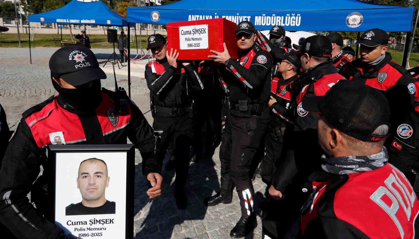 Hayatını Kaybeden Polis Meslektaşlarının Omuzlarında Taşındı 1