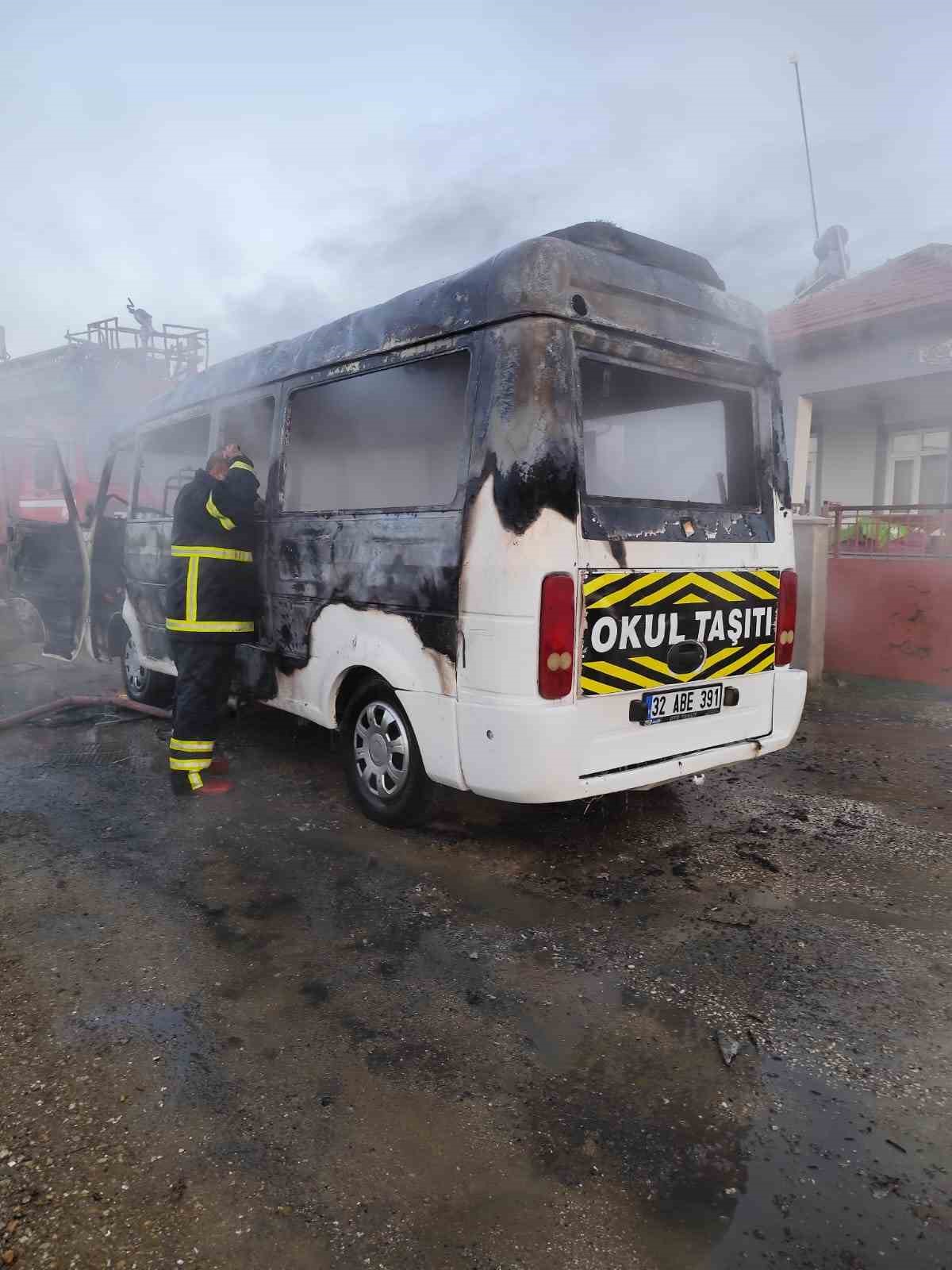 Isparta'da Okul Servisi Alev Aldı 2 Öğrenci Son Anda Kurtarıldı 1