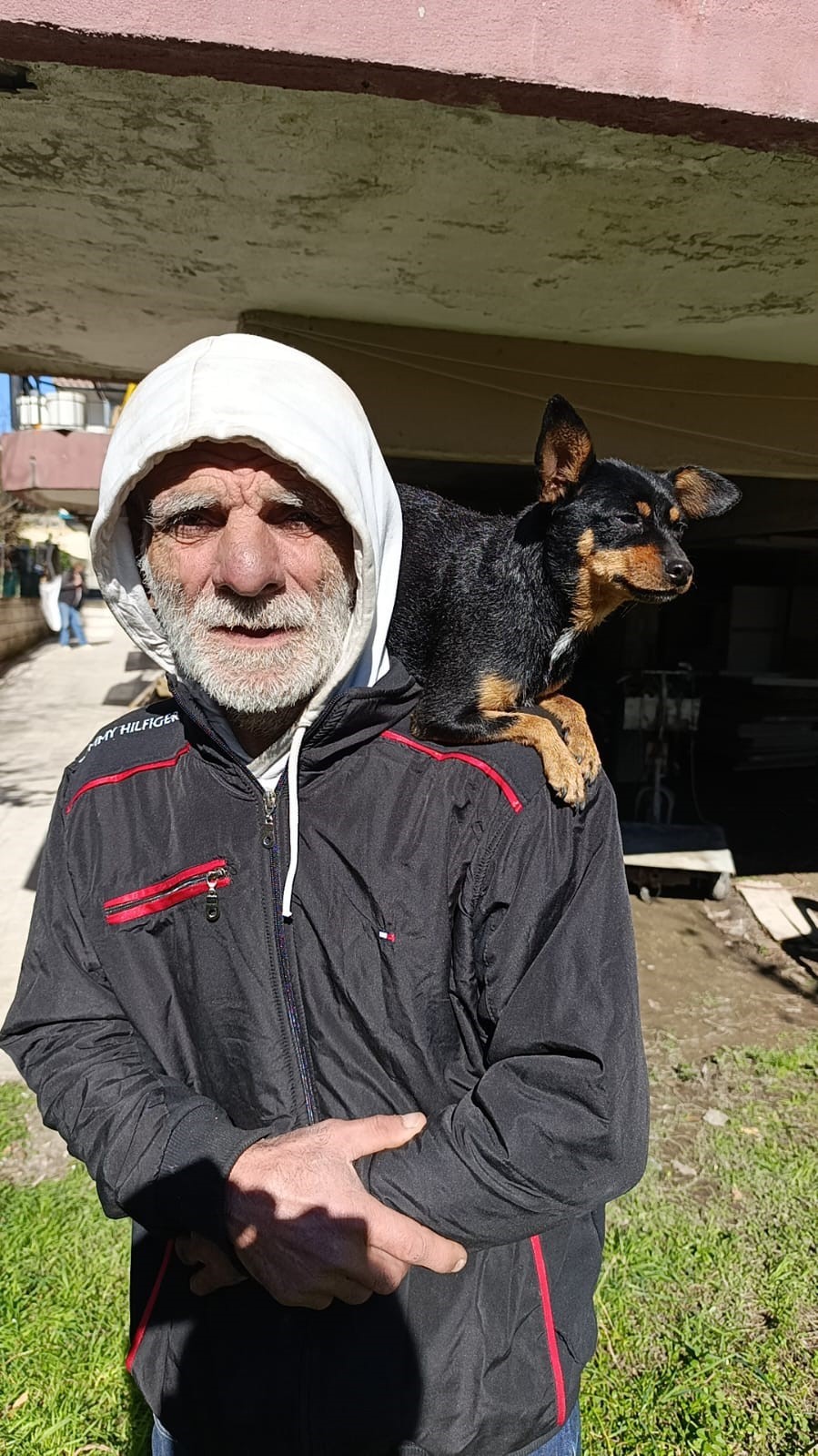 Omzundan Bir An Indirdi, Hayatının En Büyük Pişmanlığını Yaşadı! 1