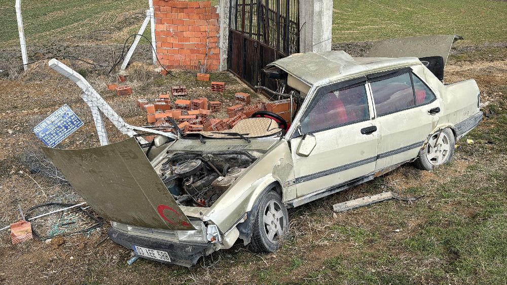 Otomobil Beton Direğe Çarptı 1 Ölü, 6 Yaralı