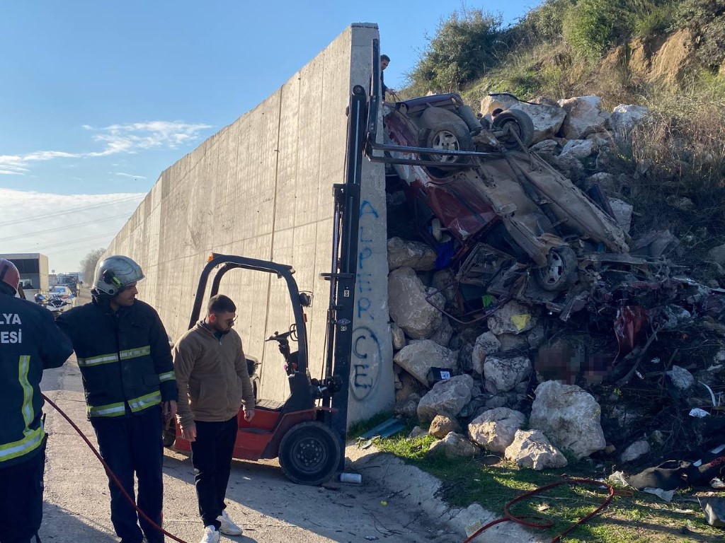 Otomobil Duvara Çarptı Sürücü Ağır Yaralandı 2