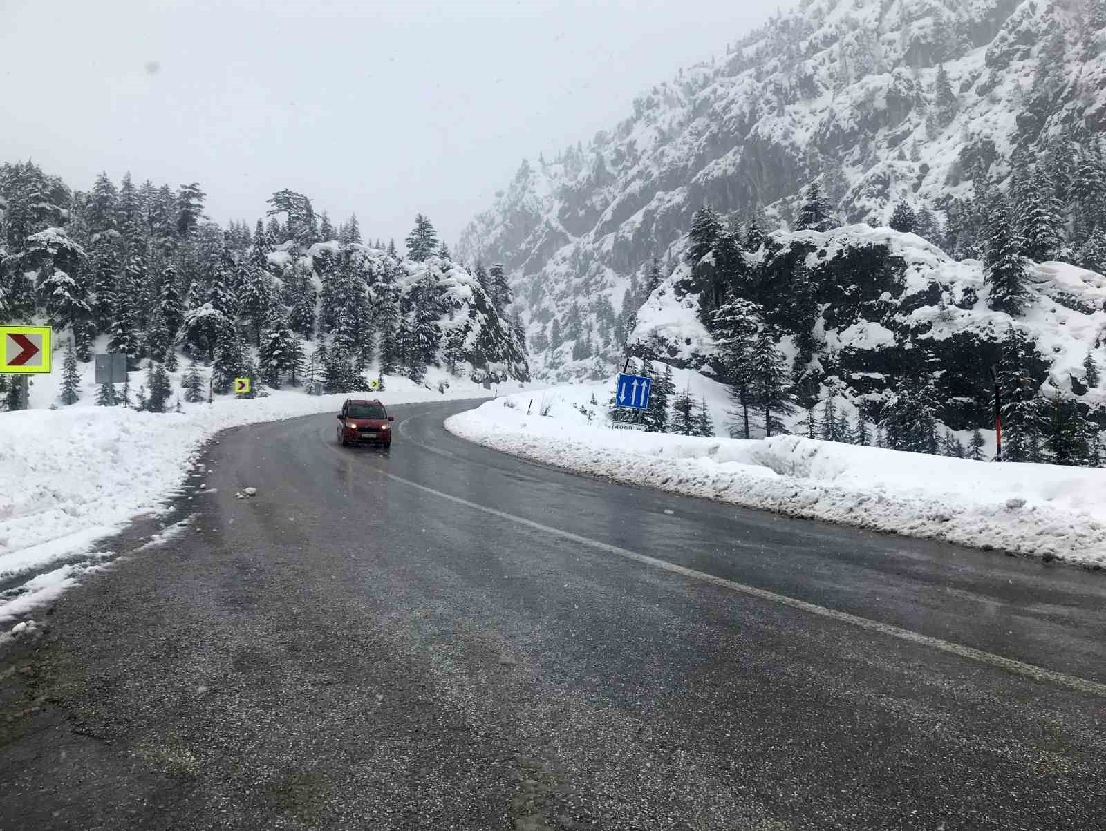 Tırlara Kapatılan Antalya Yolu Trafiğe Açıldı 1