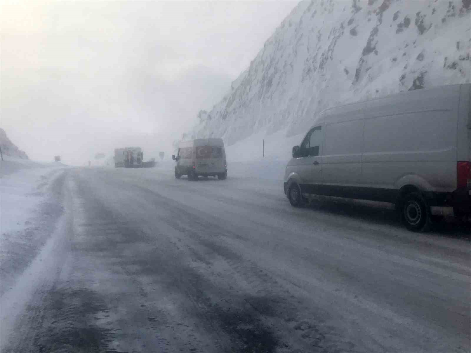 Tırlara Kapatılan Antalya Yolu Trafiğe Açıldı