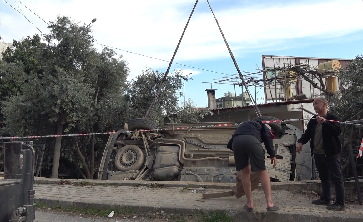 Kavşakta kaza yapan araç evin bahçesine uçtu-1