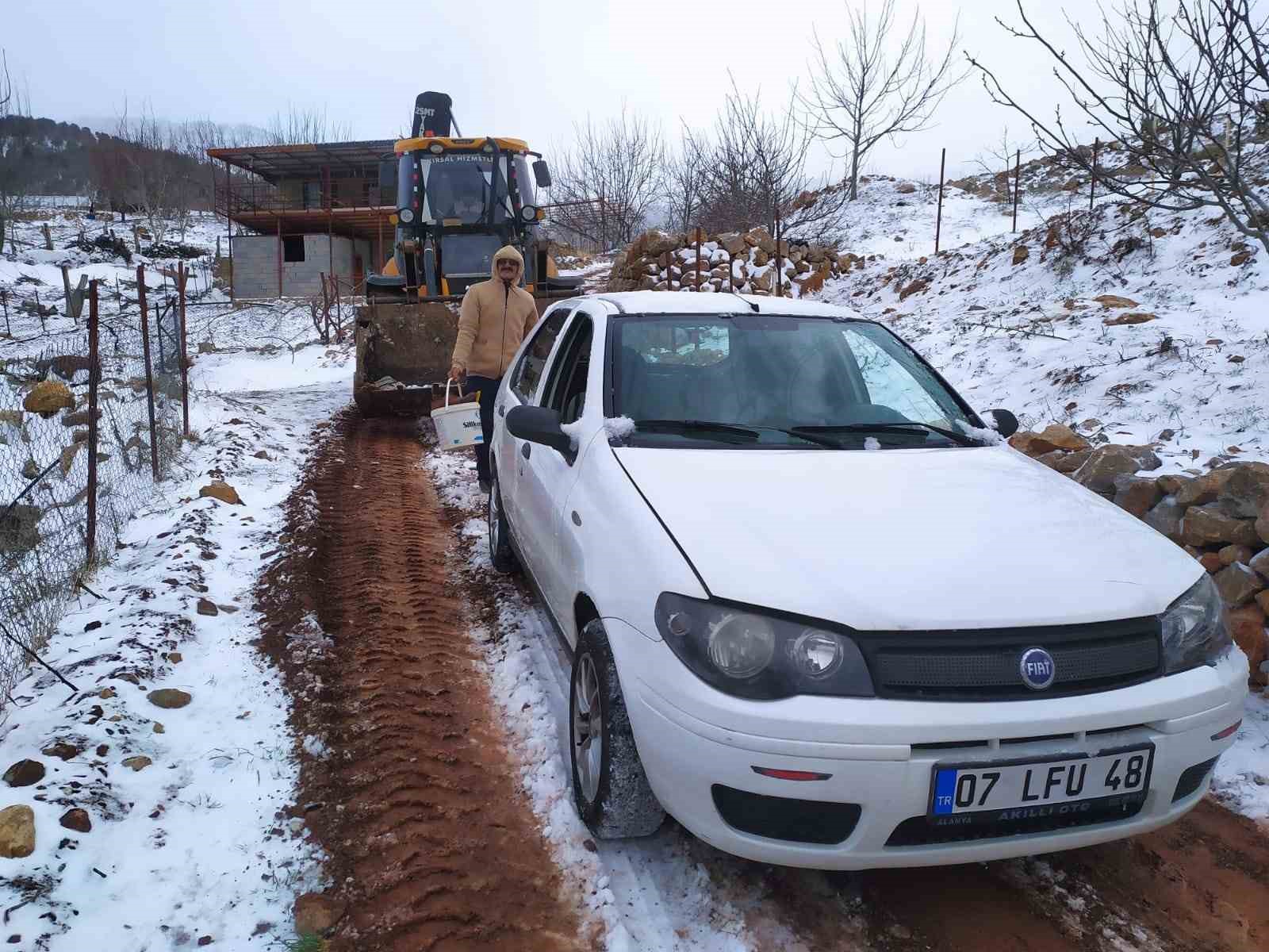 Alanya’da Karla Kapalı Yollar Açıldı, Mahsur Kalanlar Kurtarıldı 1