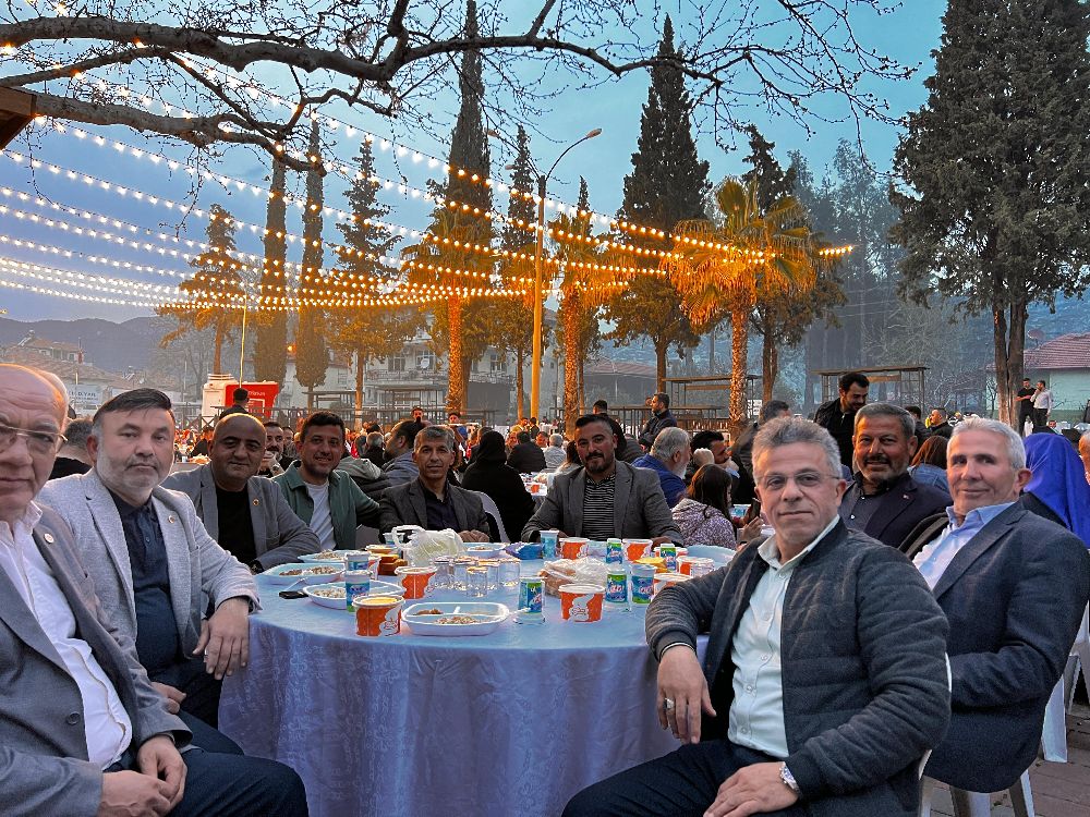 Baskan Delen Iftar Sofrasini Kurdu Kocaaliler De Bereketi Paylastilar Dck Qp