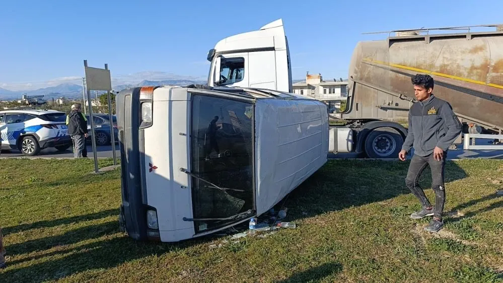 Beton Mikseri Ile Kamyonet Çarpıştı! 1 Yaralı 3