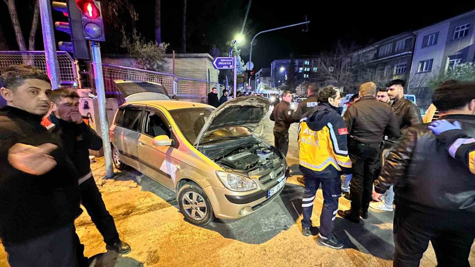 Bucak'ta Kamyonetle Otomobil Çarpıştı 1 Yaralı